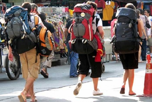 Kisah 3 Turis Tujuan Bali yang Nyasar di Pelalawan, Isi Ranselnya ada Tenda Sampai Karton Bertuliskan Jambi