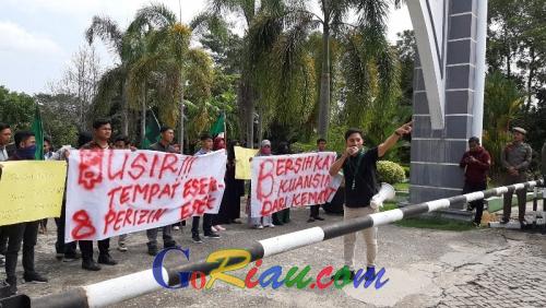 HMI Demo Bupati Kuansing, Tuntut Warung Esek-esek Ditutup