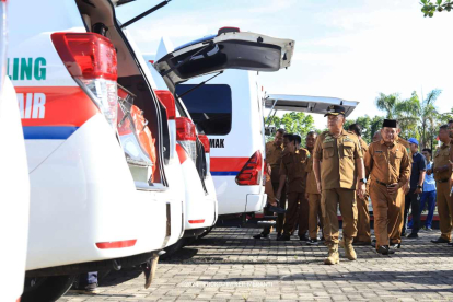 Plt Bupati Asmar Serahkan 8 Ambulance dan Pusling bagi Puskesmas se-Kepulauan Meranti
