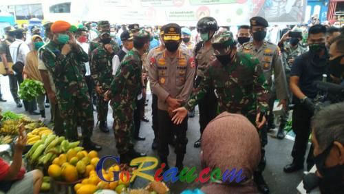 Dipakaikan Masker Oleh Panglima TNI Saat Tinjauan New Normal, Begini Respon Nenek Penjual Jeruk Nipis di Pasar Kodim Pekanbaru