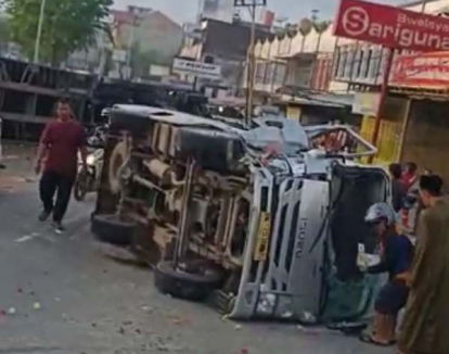 Diduga Pengemudi Tertidur, Truk Kontainer Terbalik di Jalan Hangtuah Duri, 2 Pengendara Motor Tewas Tertimpa