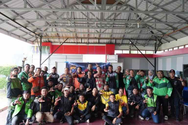 Kapolda Riau Rangkul Komunitas Transportasi Daring Lewat Nonton Bareng Piala Dunia