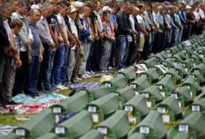 GoRiau Dunia Kenang Pembantaian 8.000 Lebih Muslim Bosnia dalam 3 Hari oleh Tentara Kafir Serbia 20 Tahun Lalu