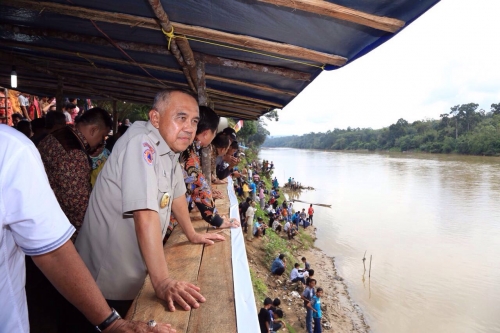 Sebelum Buka Festival Pacu Jalur di Tepian Gudang Pulau Gobah, Gubernur Riau Temui Sukarmis