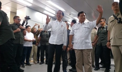 Jokowi dan Prabowo Akhirnya Bertemu di Stasiun MRT Lebak Bulus