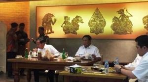 GoRiau Jokowi dan Prabowo Makan Sate pada Satu Meja di FX Sudirman
