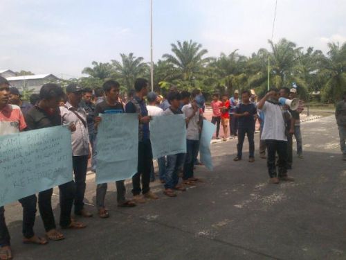 Minta Progres Jalan Poros Digesa, Ratusan Masyarakat Datangi Kantor Camat Rupat
