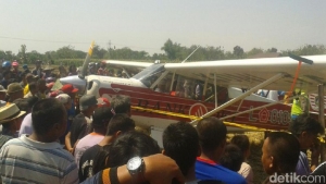 GoRiau Pesawat Milik KONI Mendarat Darurat di Tengah Sawah, Pilotnya Pensiunan TNI AU