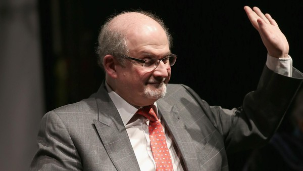 Penulis Novel Ayat-ayat Setan Salman Rushdie Ditikam di Bagian Leher