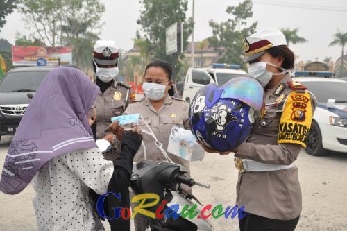Lihat Banyak Pengendara Tidak Gunakan Masker, Satlantas Polres Siak Inisiatif Bagi-bagikan Masker