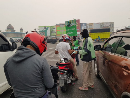 Mitra Gojek Bagi-bagikan Masker di Riau