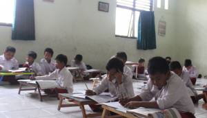 GoRiau Berada Dekat Rumah Wali Kota, SD Negeri Dibiarkan Tak Punya Kursi, Siswa Terpaksa Belajar di Lantai