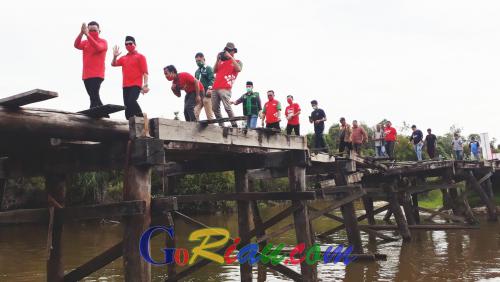 Jembatan Kayu Lapuk Tambak-Sotol Langgam Jadi Lokasi Pengukuhan Tim Pemenangan, Zukri: Ini Bukan Sindiran