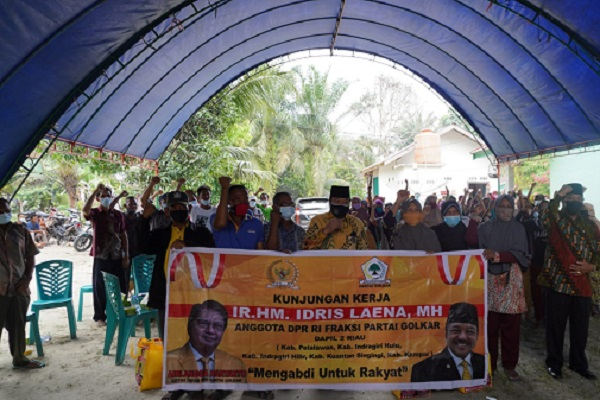 Bareng Pengurus Golkar Inhu, Idris Laena Tebar Sembako ke Kader di Level Desa/Kelurahan