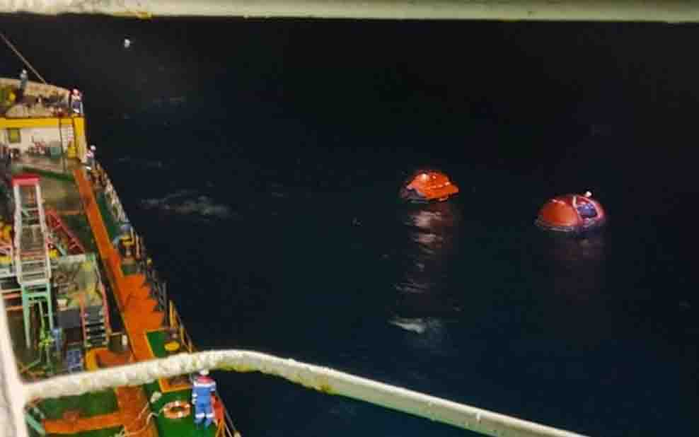 KMP Virgo Transport Karam di Laut Jawa, 16 Penumpang Diselamatkan Kapal MT Mauhau
