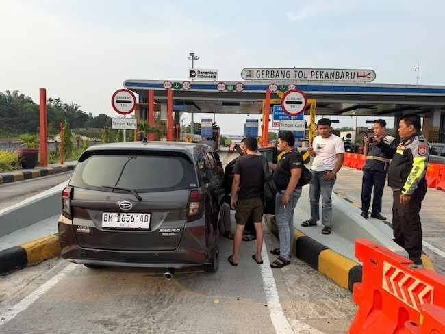 Nyaris Ditarik Oknum Leasing di Gerbang Tol, Pengemudi Sigra Diselamatkan PJR Polda Riau