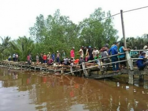 Kondisinya Sangat Berbahaya untuk Dilalui, Masyarakat Enok Inhil Sebut Jembatan Ini Jembatan Shiratal Mustaqim