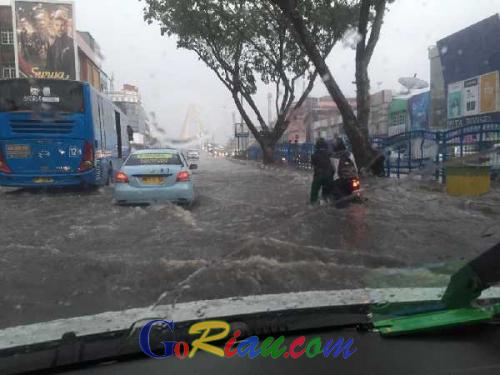 Hujan Deras Guyur Kota Pekanbaru, Sebagian Jalan Sudirman Tergenang dan Macet Total
