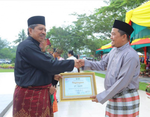 Sempena Hari Ulang Tahun Kabupaten, PT RAPP Raih Penghargaan Program Kampung Iklim di Pelalawan dan Siak