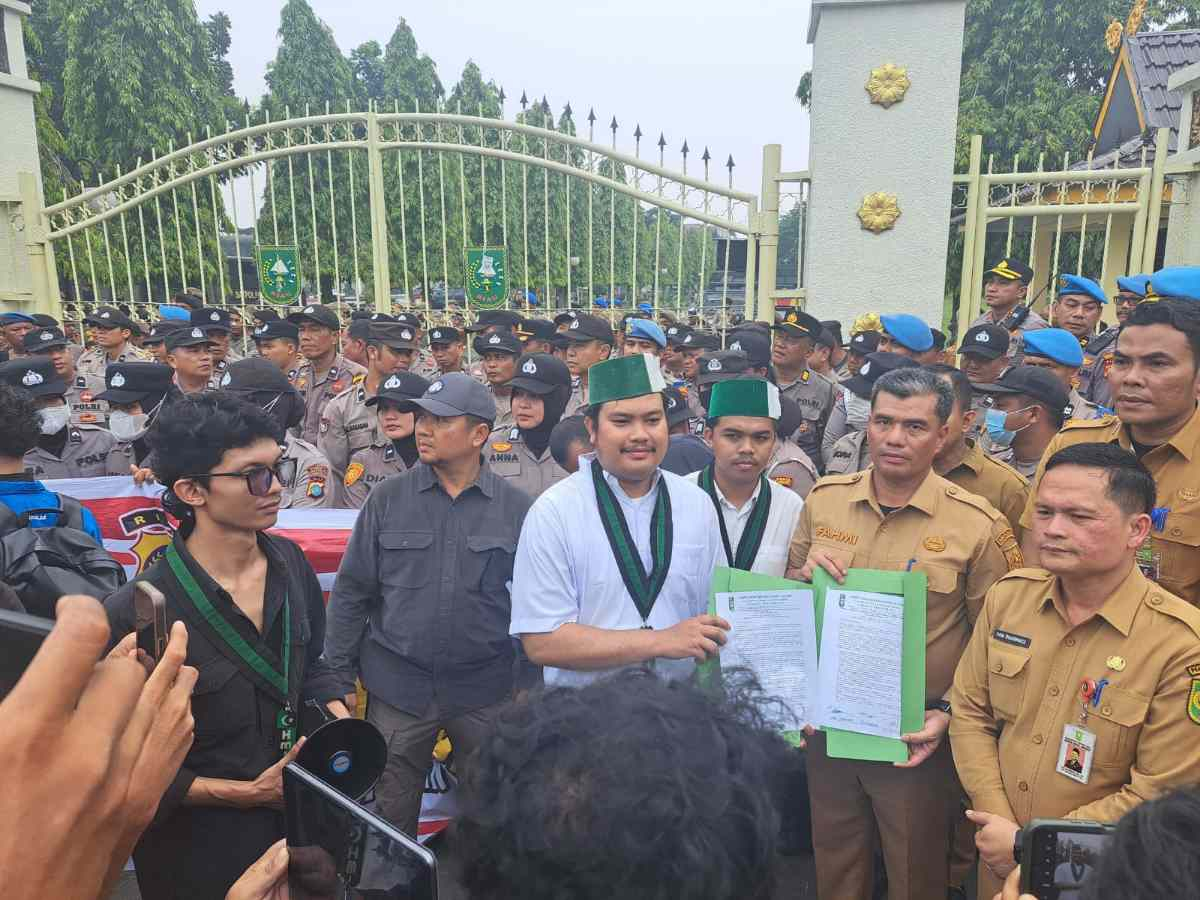 Kecewa Penanganan Kabut Asap, Ratusan Mahasiswa BEM UIR dan HMI Geruduk Kantor Gubernur Riau