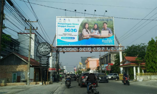 Pemprov Riau Minta Pemko Pekanbaru Tebang Seluruh Reklame Bando Ilegal