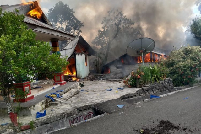 Warga 2 Desa di Maluku Bentrok, 2 Tewas, 34 Terluka, 2 Sekolah dan Sejumlah Rumah Terbakar
