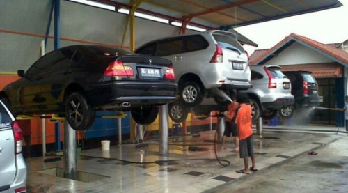 Jangan Sering Cuci Kolong Mobil dengan Diangkat Dongkrak Hidrolik, Ini Risikonya