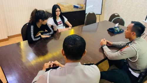 Dua Gadis Seksi Naik Motor Sambil Keramas di Jalan Raya, Ini Alasannya Ketika Ditanya Polisi