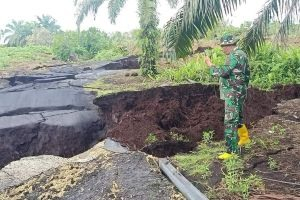 Dihantam Gelombang Laut Selat Malaka, Tanah Desa Simpang Ayam Bengkalis Jadi Bongkahan-Bongkahan