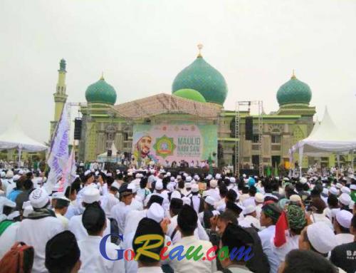 Halaman Masjid Agung An Nur Pekanbaru Dibanjiri Ribuan Umat Islam