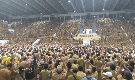 WartaPKU.com Naikkan Gaji Perangkat Desa Setara PNS Golongan IIA, Jokowi Segera Revisi PP 43 dan PP 47