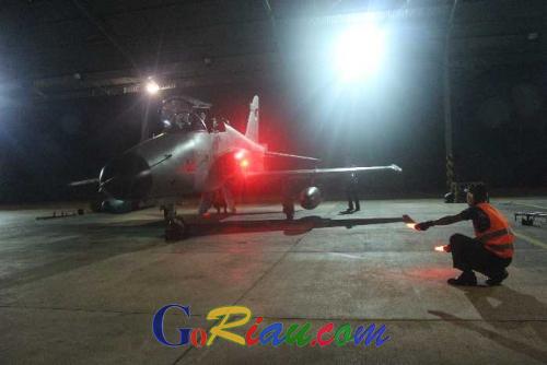 Jet Tempur Skadron Udara 12 Lanud Roesmin Nurjadin Jajal Latihan Terbang Malam di Langit Kota Pekanbaru