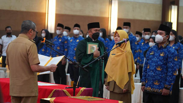 Gubernur Riau Lantik dan Serahkan SK kepada 439 ASN