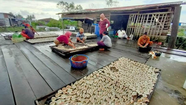 Terima Pembiayaan dari BRK Syariah, Guru di Bagansiapiapi Ini Beralih Menjadi Pengusaha Ikan Asin