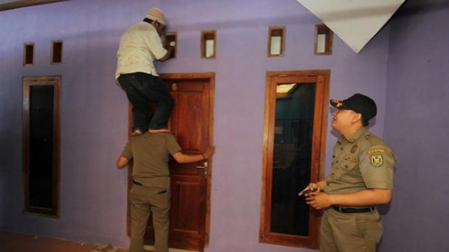 Pejabat Selingkuh dengan Petugas Kebersihan Digerebek Satpol PP, Gemetaran Saat Dihukum