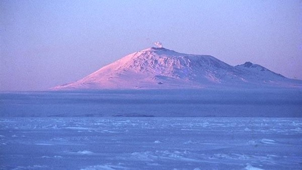 Aneh, Gunung Erebus Semburkan Emas dan Tembaga Saat Erupsi