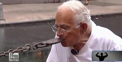 Kakek 92 Tahun Ini Coba Tarik Mobil Pakai Giginya