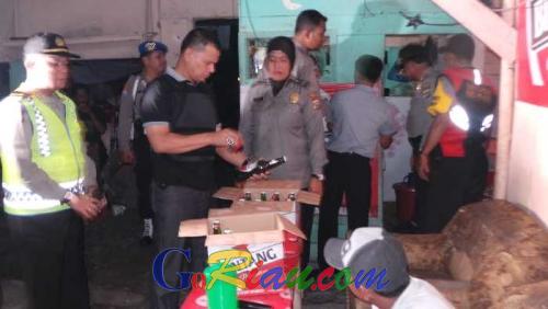 Baru Saja! Kafe dan Warung Remang-remang di Kecamatan Payung Sekaki Dirazia Polisi, Ratusan Botol Miras Disita