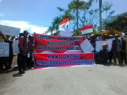 Spanduk Seruan untuk Pak Jokowi Bertebaran di Depan Kantor Bupati Siak