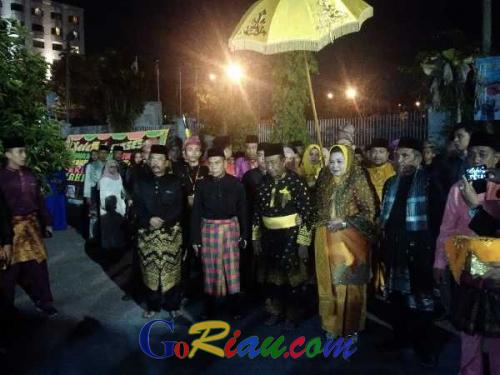 Penabalan Gelar Adat kepada Wan Thamrin Hasyim, Sambutan Kompang dan Pencak Silat Mengiringi