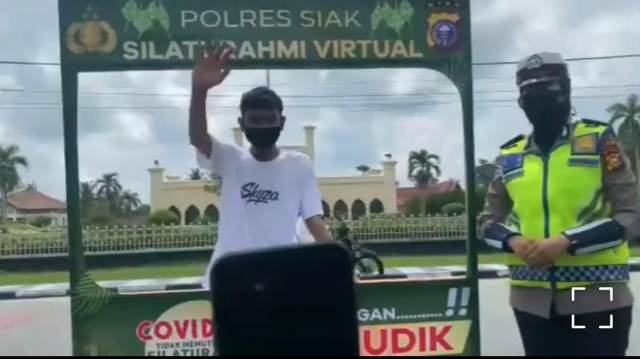 Polres Siak Siapkan Sarana untuk Masyarakat yang Ingin Bersilaturahmi Secara Virtual di Depan Istana Siak