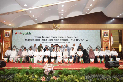 Bank Riau Kepri Syariah Melepas 14 Pegawai Berangkat Haji dengan Tradisi Tepuk Tepung Tawar