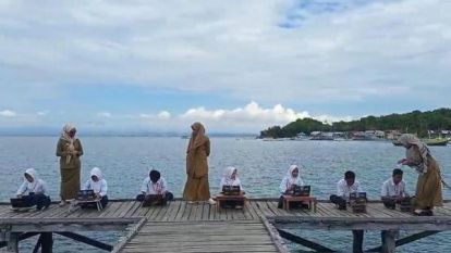 Miris, Siswa SMPN 31 Pulau Sembilan Terpaksa Ujian di Dermaga
