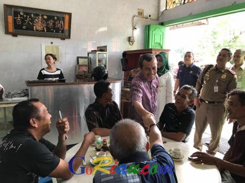 Kunjungan Kerja di Bengkalis, Gubri Syamsuar dan Istri Sarapan bersama Masyarakat