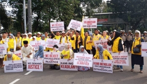 GoRiau Demo di Gedung MK, Massa Rompi Kuning Usung Spanduk Selamatkan NKRI dari Asing-Aseng