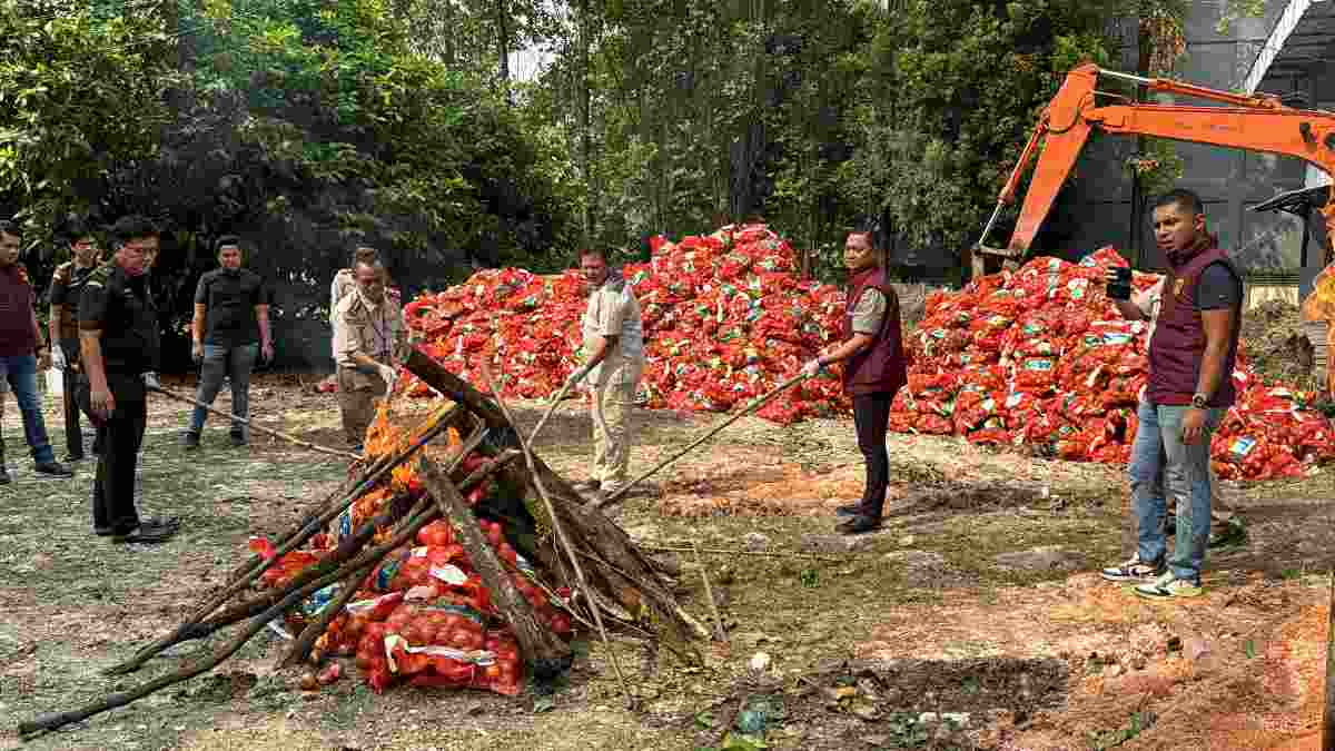 Dicegat di Gerbang Tol, 3.000 Karung Bawang Bombay Ilegal Asal Malaysia Dimusnahkan Polda Riau