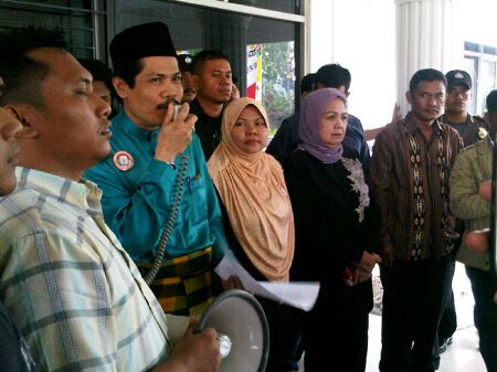 Surat Suara Rusak, KPU Riau Didemo Masyarakat
