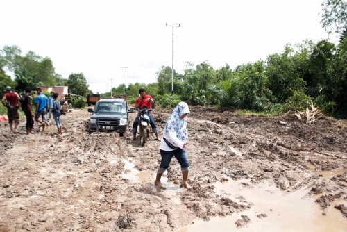 Jalan Rusak Menuju Kepenghuluan Darussalam Memprihatinkan, Senator Riau Ajak Masyarakat Memburu APBN