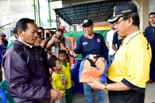 Serahkan Bantuan kepada Korban Kebakaran di Jalan H Said, Bupati Inhil Motivasi Warga Tak Larut dalam Kesedihan