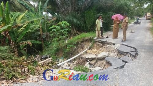 Sudah 8 Bulan Jalan di Perumahan Tahap I Ini Ambruk, Warga Minta Dinas Terkait Cepat Respon